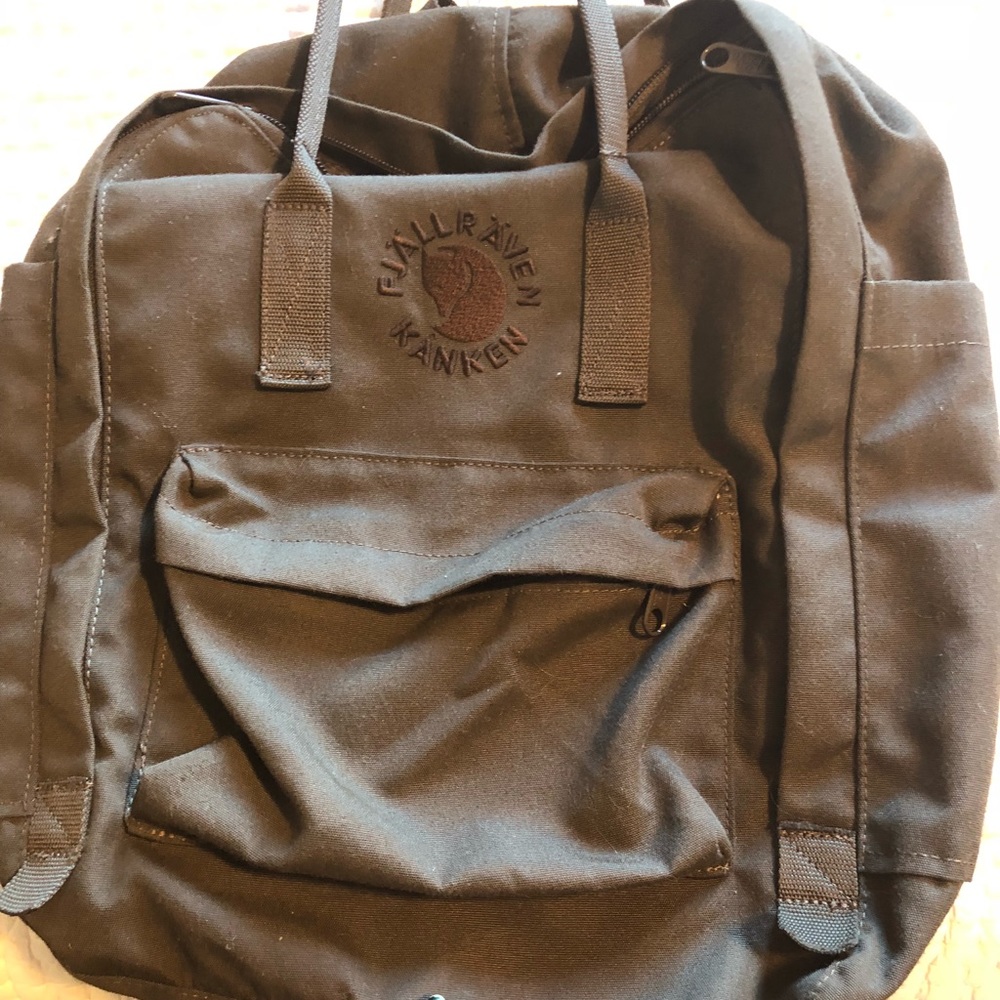 Brownish-green fjallraven kånken.